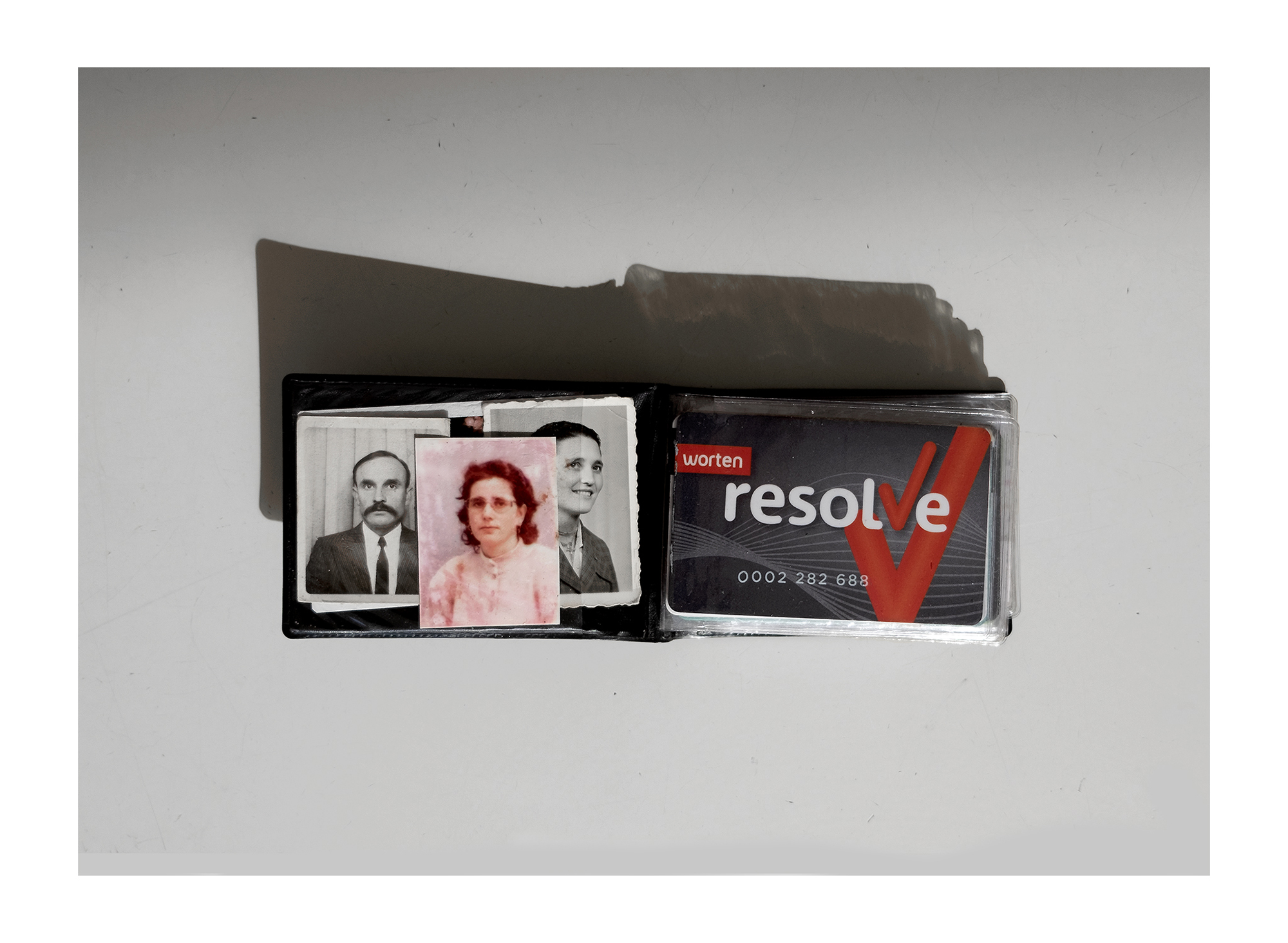 Carteira em estilo palhinha e cinco fotografias tipo passe.