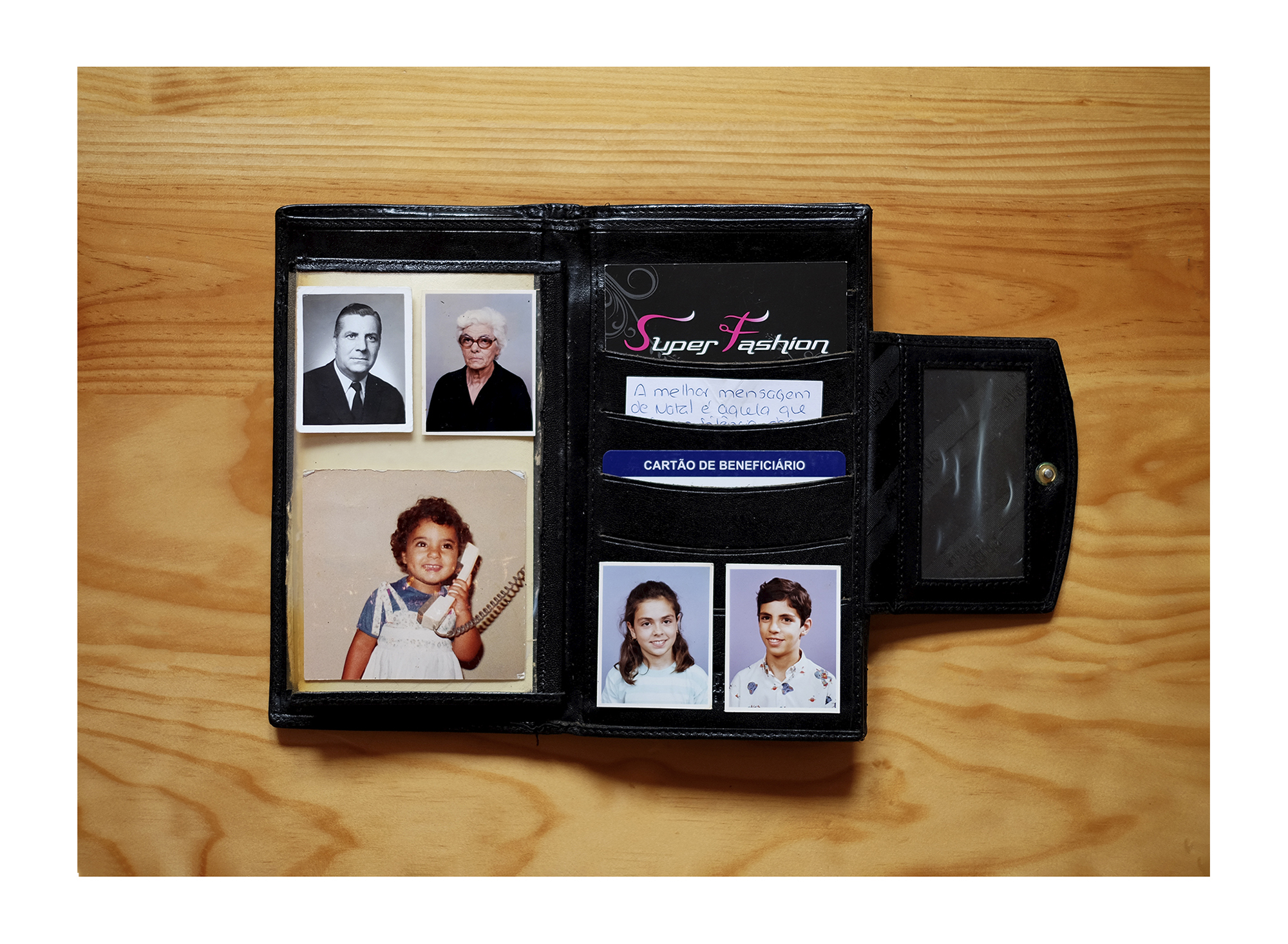 Carteira com fotografia de uma mulher de perfil.