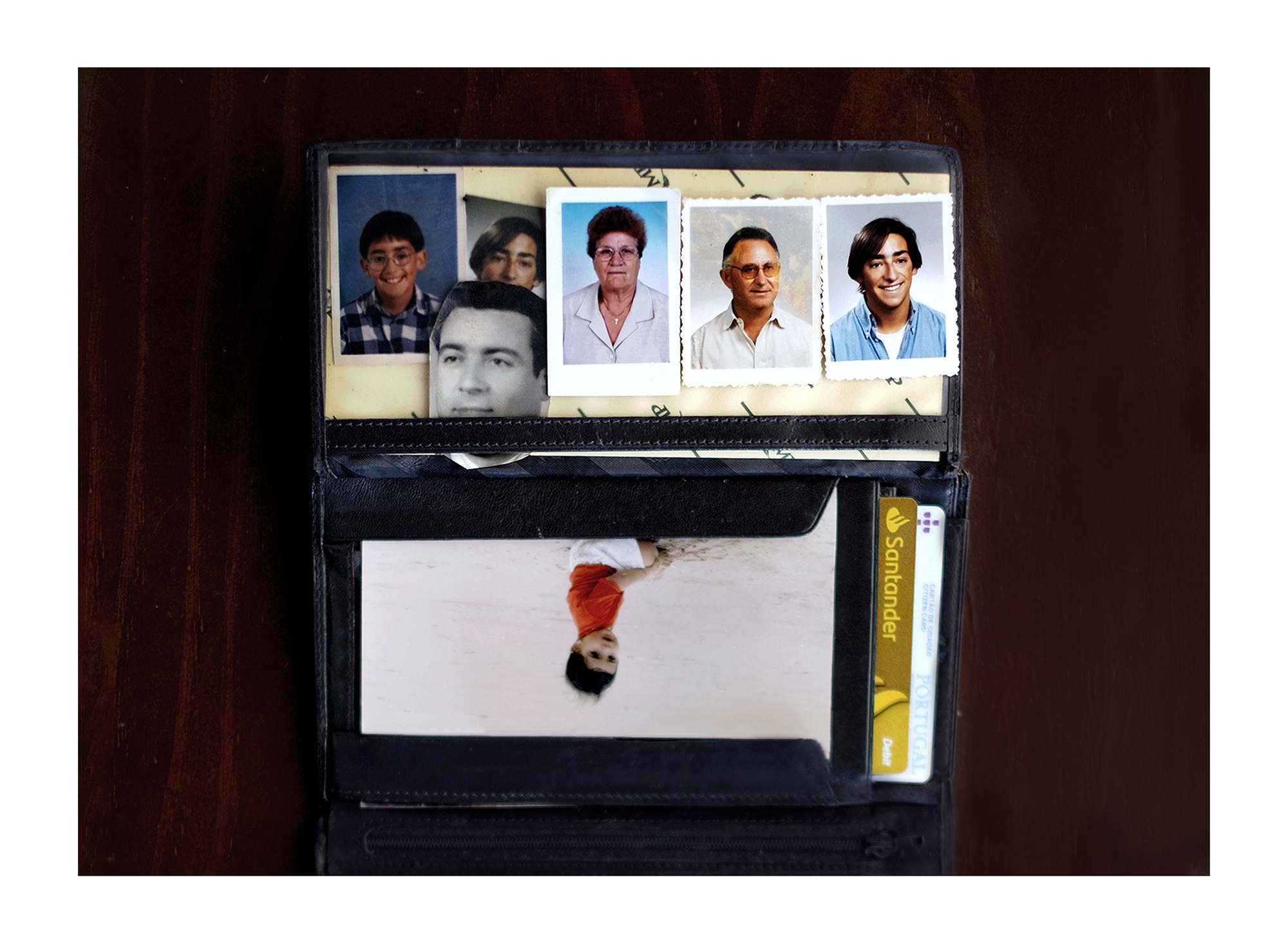 Carteira com cinco fotografias tipo passe a cores e a preto e branco.