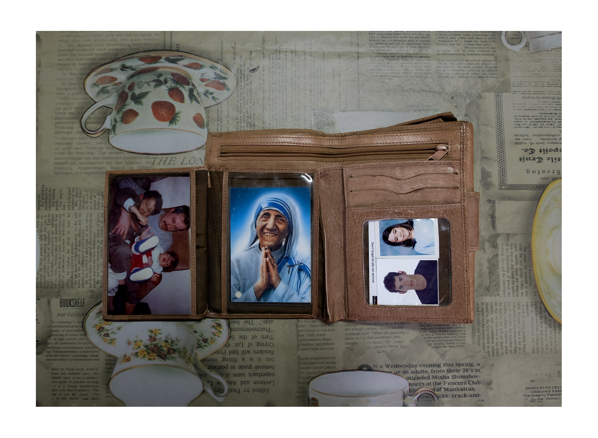 Carteira castanha com fotografias tipo passe e cartões coloridos.