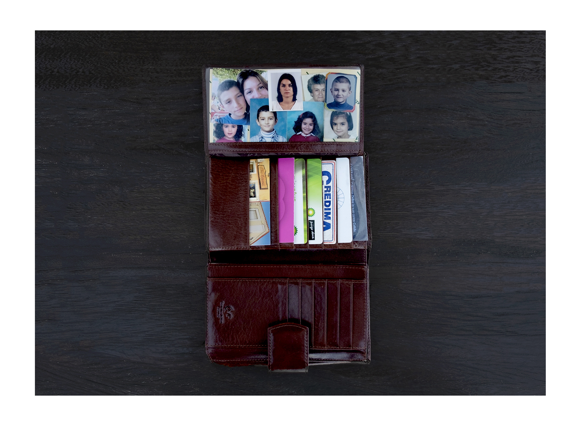 Carteira pretas com muitas fotografias tipo passe.